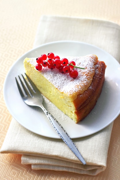 Cheesecake decorated with red currant