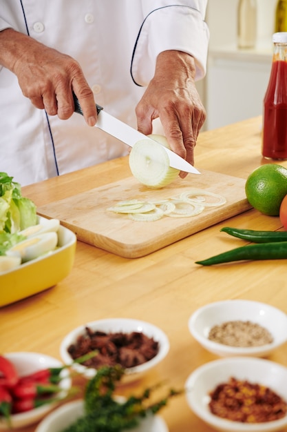 Chef cutting onion i