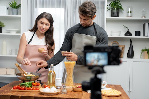 Photo chef influencers cooking special spaghetti with tongs to fried pan postulate