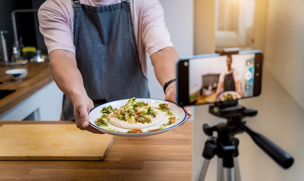 The chef is broadcasting live from workshop how to prepare a bean porridge with cauliflower