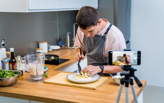 Photo the chef is broadcasting live from workshop how to prepare a bean porridge with cauliflower