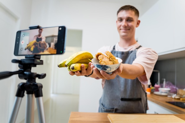 Photo the chef is broadcasting live from workshop how to prepare a crispy fried bananas