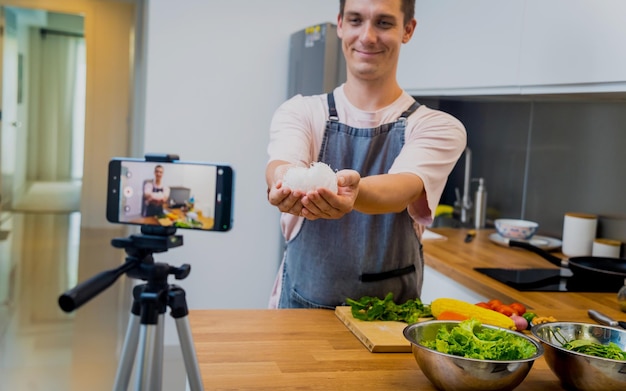 Photo the chef is broadcasting live from workshop how to prepare a spicy glass noodle salad