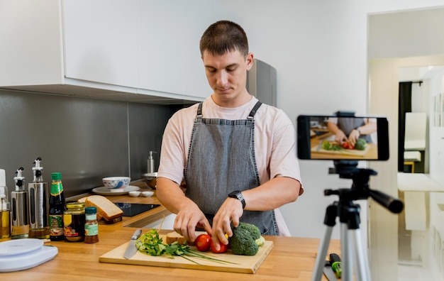 Photo the chef is broadcasting live from workshop how to prepare a vegetarian food