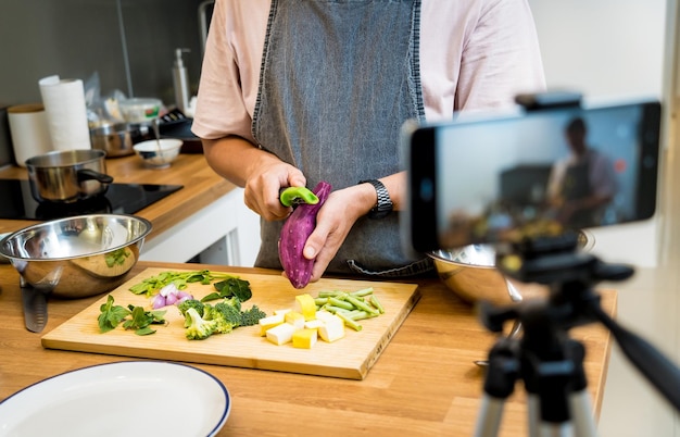 Photo the chef is broadcasting live from workshop how to prepare a vegetarian green curry