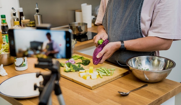 Photo the chef is broadcasting live from workshop how to prepare a vegetarian green curry