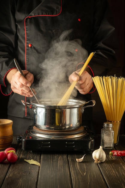 The chef prepares Italian pasta The cook keeps spaghetti in the kitchen