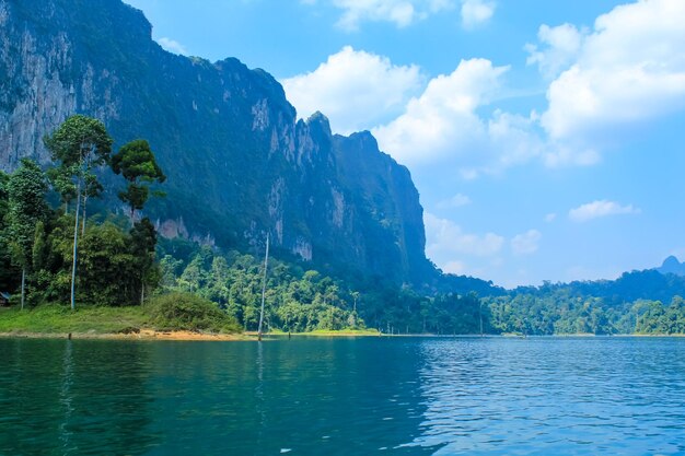 Photo cheow lan lake khao sok national park in surat thani province thailand