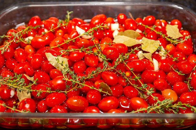 Photo cherry tomato confit in a large serving dish