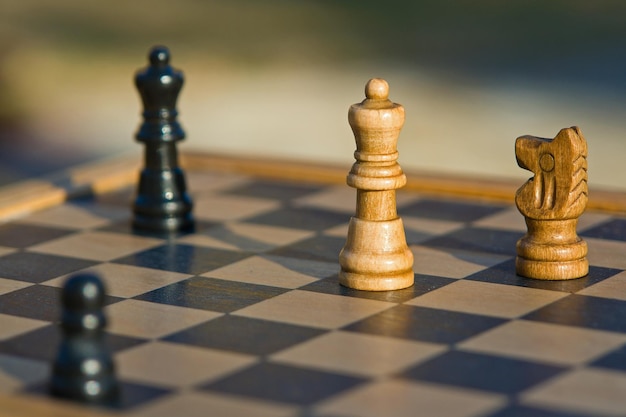 Photo a chess board with chess pieces on it