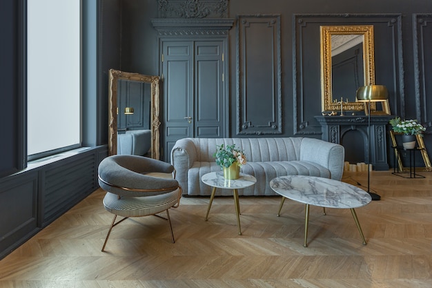 Photo chic interior of the room in the renaissance style of the 19th century with modern luxury furniture. walls of noble dark color are decorated with stucco and gilded frames, wooden parquet.