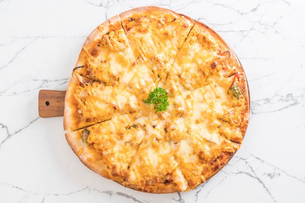 chicken grilled pizza with thousand island sauce