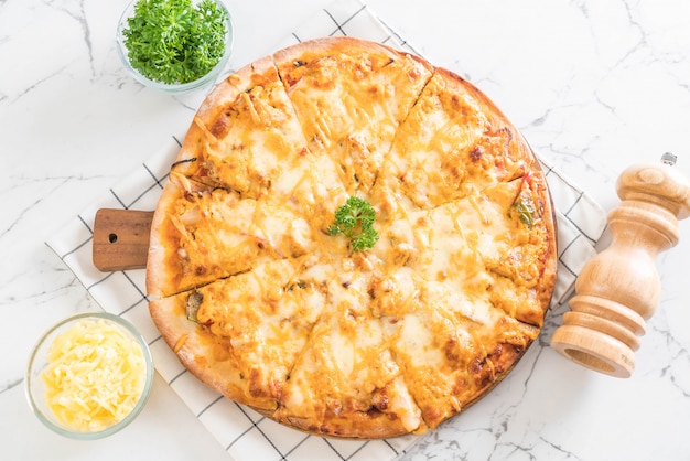 chicken grilled pizza with thousand island sauce