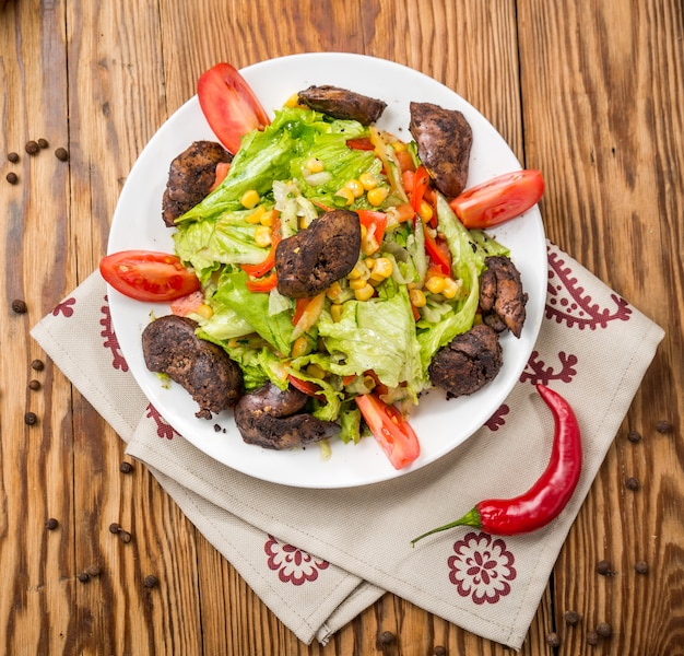 Chicken liver salad with black currants