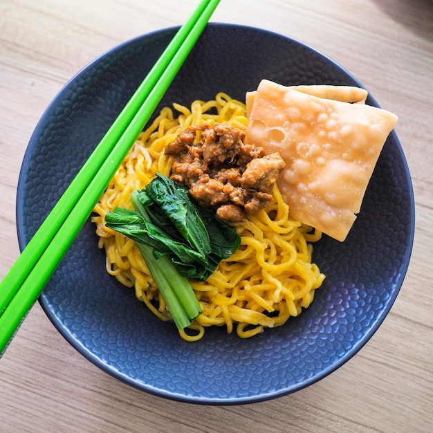 Chicken noodles topped with vegetables and crackers