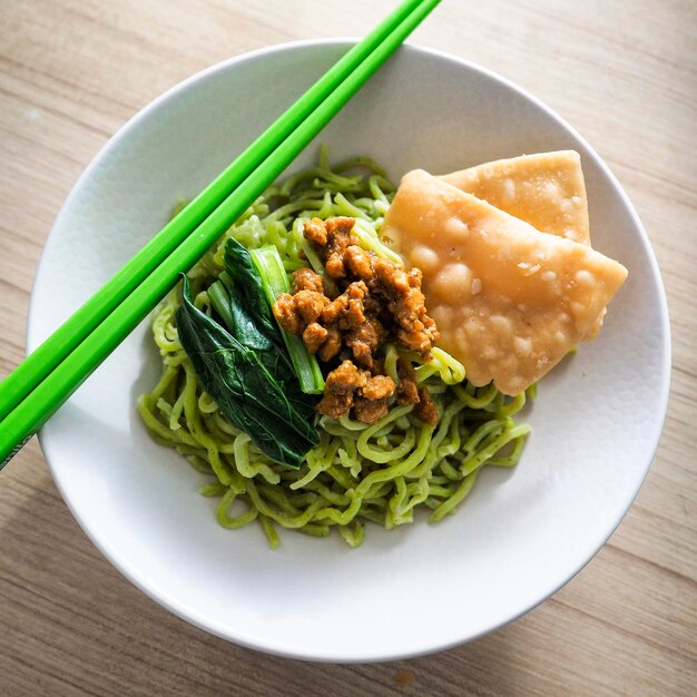 Chicken noodles topped with vegetables and crackers