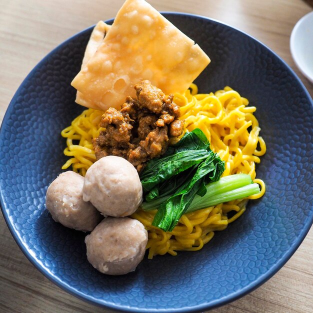 Chicken noodles topped with vegetables and crackers