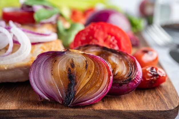 Photo chicken steak placed on a wooden tray