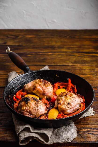 Chicken thighs with red bell peppers and lemon