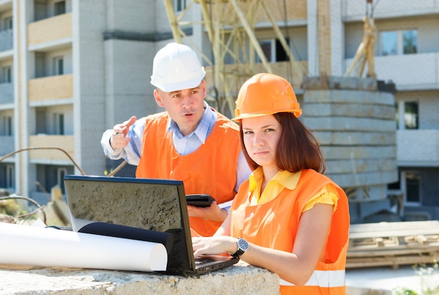 Chief scolds subordinate to the working construction site