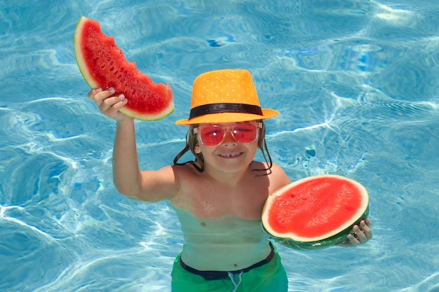 Photo child eating watermelon kid having fun in swimming pool summer vacation and healthy lifestyle concept summer child face