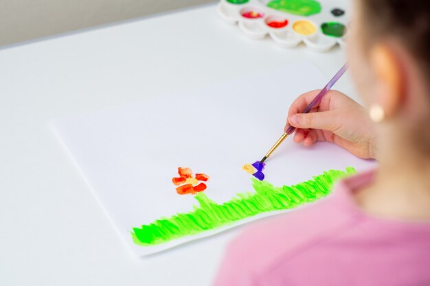 Child is drawing flowers