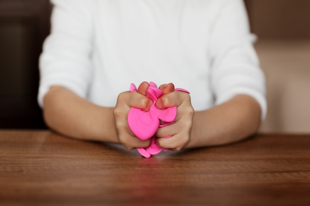 The child plays and holds mucus 