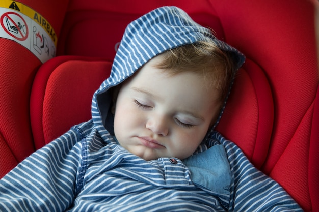 Child sleeps in the car seat