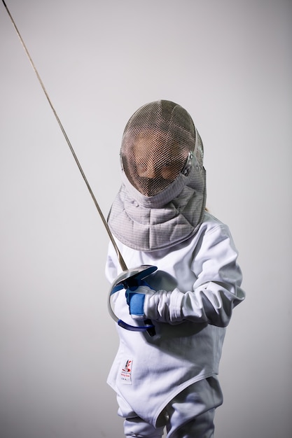 Photo children lunge on swords. a child in a class at a fencing school