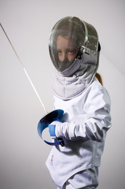 Photo children lunge on swords. a child in a class at a fencing school