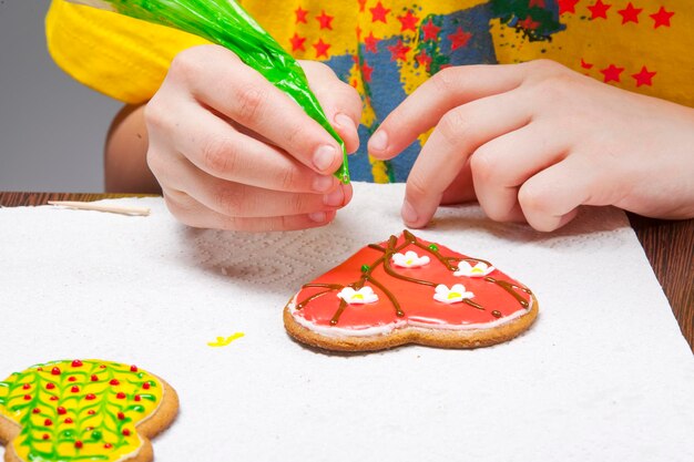 Children paint the gingerbread