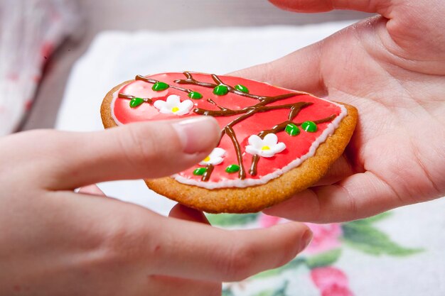 Children paint the gingerbread