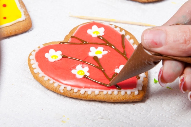 Children paint the gingerbread