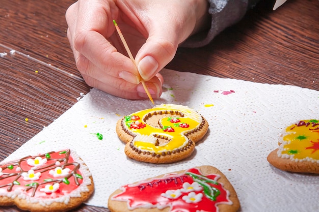 Children paint the gingerbread