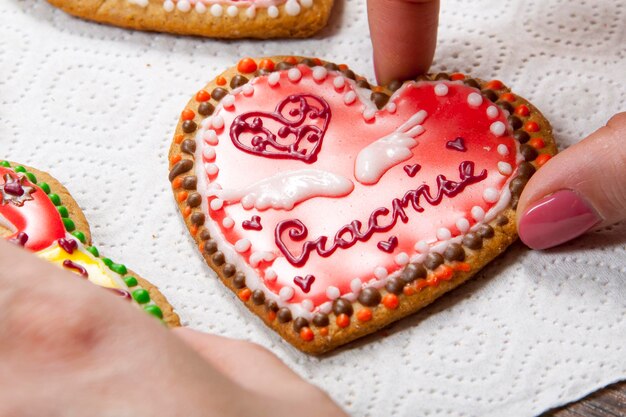 Children paint the gingerbread