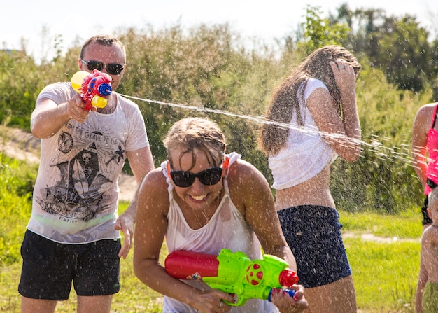 Photo children playing water battle water game battle