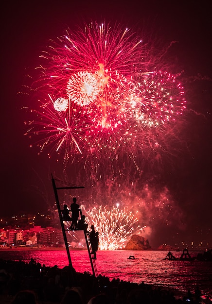 Photo children watching fireworks on the sea