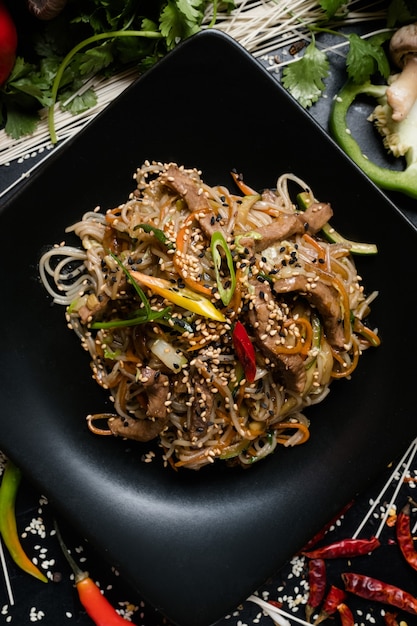 Photo chinese cuisine. rice noodle beef and vegetable dish recipe. meal food ingredients and cooking process.