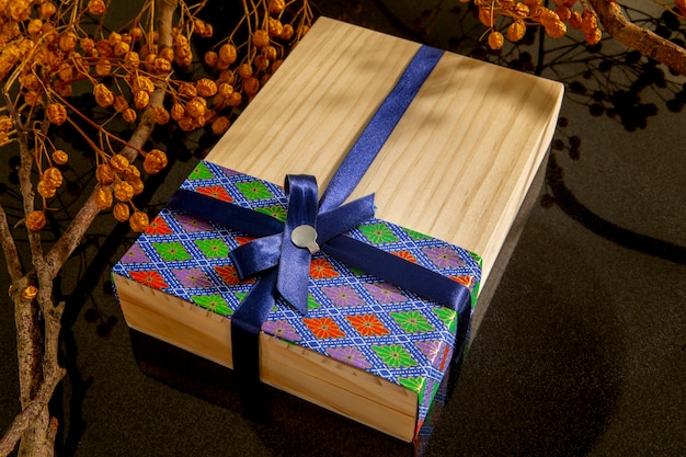 Chinese festival, family reunion through the Mid-Autumn Festival, tied with a ribbon gift box