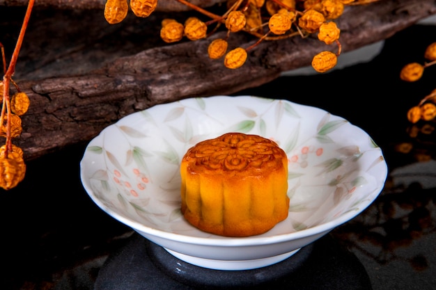 Chinese festival, the family reunited for the Mid-Autumn Festival, enjoying moon cakes,