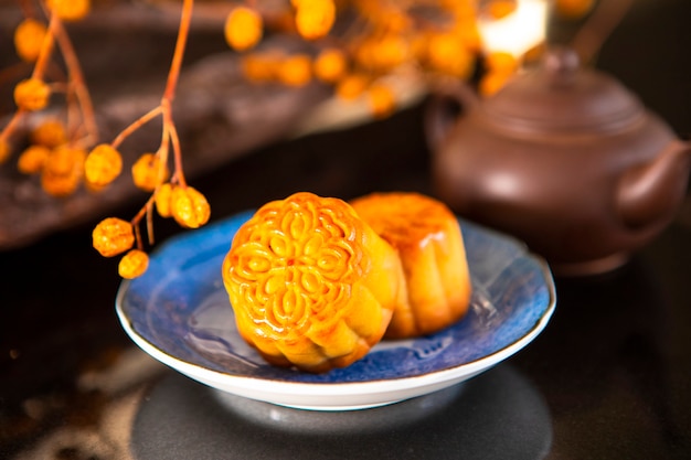 Chinese festival, the family reunited for the Mid-Autumn Festival, enjoying moon cakes,