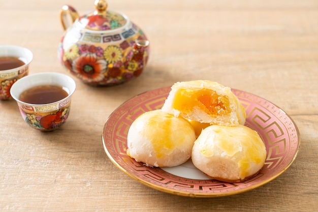 Photo chinese pastry moon cake with salted egg peanut or spring roll pastry with nuts and salted eggs - asian food style