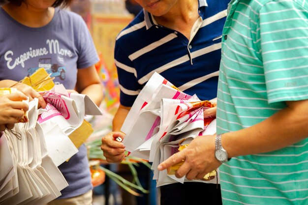 Chinese traditions, religious customs, Zhongyuan Purdue, Chinese Ghost Festival, believers, burning paper money