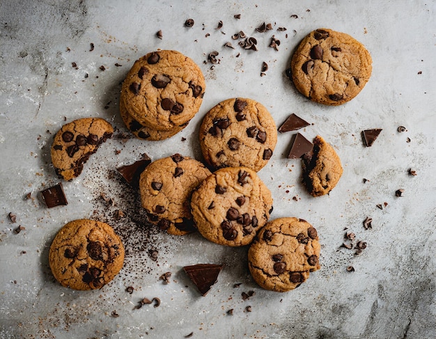 Photo choco chip cookies flat lay on concrete floor