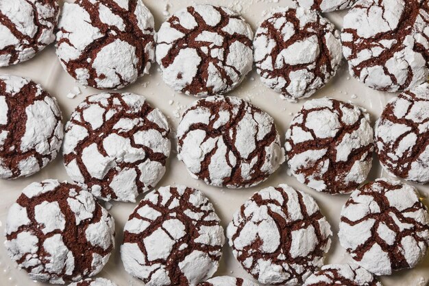 Photo chocolate cookies sprinkled with powdered sugar fresh homemade cookies closeup on white background