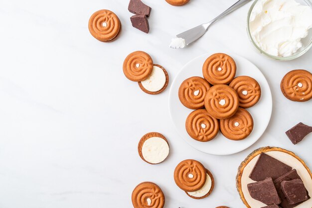 chocolate cookies with cream