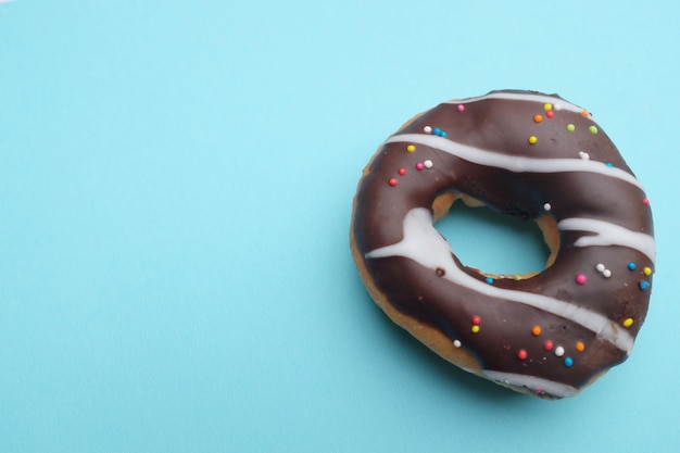 Photo chocolate  donuts on a blue background