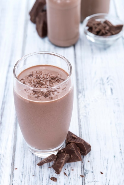 Photo chocolate milk on wooden background