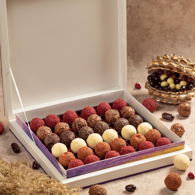 Photo chocolate truffles with cocoa powder in the box