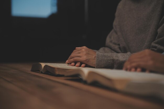 Photo christian group are praying to god with the bible and sharing the gospel concept of faith for god